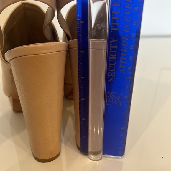 Nude BCBG Maxazaria Nude Leather Heels Size 7.5 Medium - Picture 7 of 7